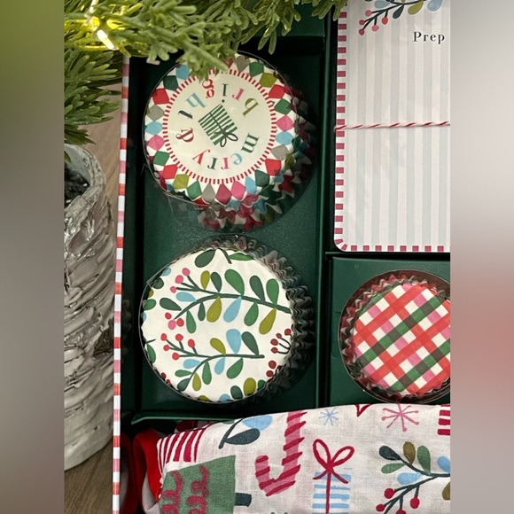 Meri Meri Sweet Treats Bakery Tin w/Recipe Cards, Apron, Cupcake Liners&More NWT - Picture 7 of 13